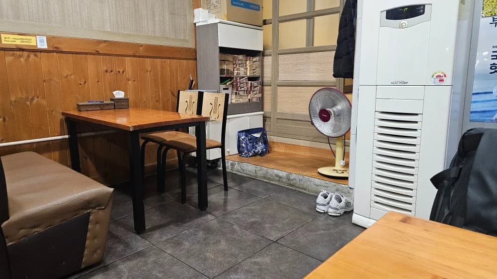 초원통닭 부산시청 내부 테이블과 좌석 부산시청역 인근 옛날통닭 혼술 맛집