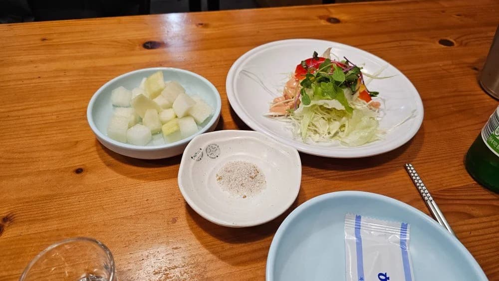 초원통닭 부산시청 기본 메뉴 치킨무 양배추 샐러드 부산시청역 퇴근길 혼술