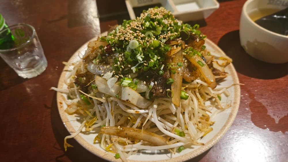 꼬순네의 숙주와 쪽파를 산더미처럼 쌓은 고기 볶음 안주와 소주, 혼술하기 좋은 아늑한 분위기.