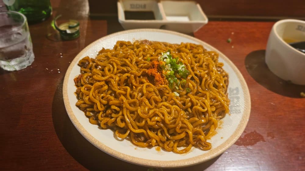 수원 꼬순네의 파와 고춧가루를 얹은 짜장라면, 혼술 혼밥하기 좋은 아늑한 분위기