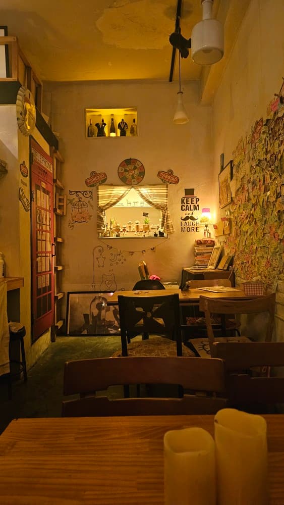 또로롱호프의 아늑한 내부, 포스트잇 가득한 벽면과 조용한 분위기로 혼술하기 좋은 빈티지한 호프집 인테리어