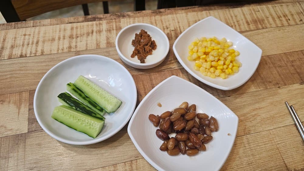 밤샘포차의 기본 안주 구성인 오이, 땅콩, 옥수수콘, 쌈장. 혼술하며 가볍게 즐기기 좋은 깔끔한 상차림입니다.