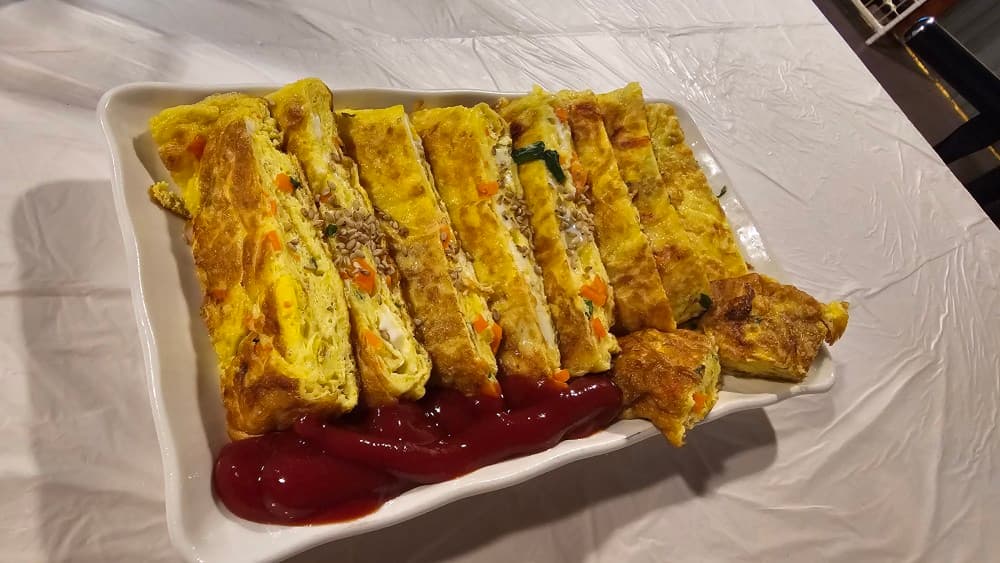 두근두근포차의 야채 듬뿍 두툼한 계란말이와 케첩. 혼술 안주로도 좋은 정성 가득한 메뉴.