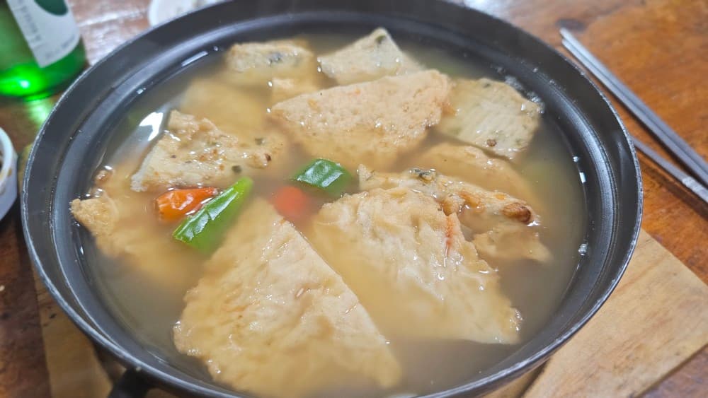 동래 포차 오딧세이의 칼칼한 어묵탕, 냄비 가득 푸짐한 어묵으로 혼술 안주에 최적인 메뉴입니다.