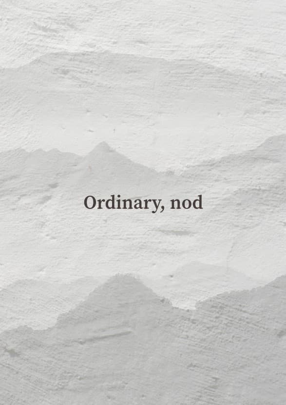 거친 질감이 드러나는 흰색 벽면 배경과 산의 능선을 형상화한 회색 패턴 중앙에 배치된 검은색 영문 타이포그래피