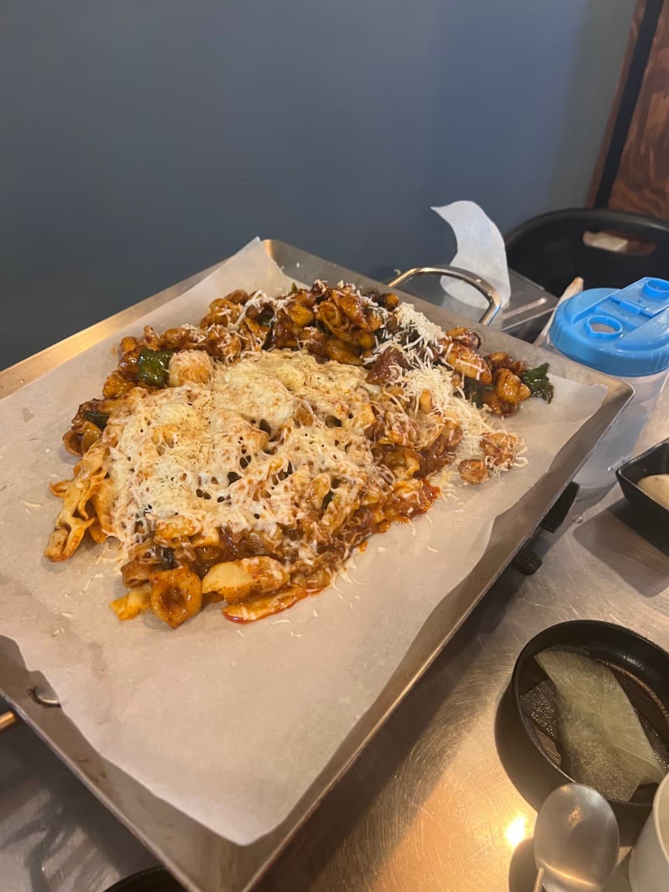 부산광역시 연제구 혼술 포장마차 에나 부산시청 - 철판 위 치즈가 가득 올라간 양념 곱창 볶음과 쌈무가 놓인 1인 테이블