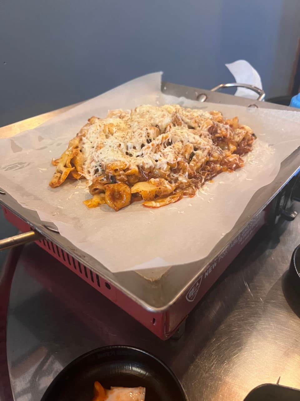 부산광역시 연제구 혼술 포장마차 에나 부산시청 - 휴대용 가스버너 위 종이호일에 담긴 치즈 토핑 매콤한 볶음 요리