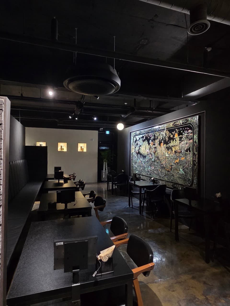 세종특별자치시 보듬3로 요리주점 랑 세종 - 어두운 실내 핀 조명이 비치는 검은색 테이블과 벽면 자개 장식이 있는 1인 혼술 공간