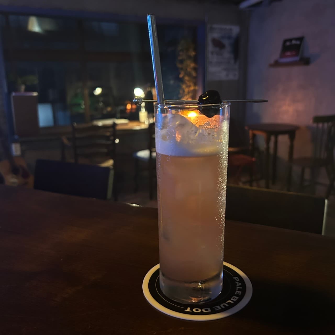 부산광역시 부산진구 페일블루닷 전포 바(Bar)의 나무 다찌석 위 체리가 얹어진 칵테일 한 잔. 어두운 조명 아래 1인 좌석이 마련된 실내에서 혼술을 즐기는 상황.