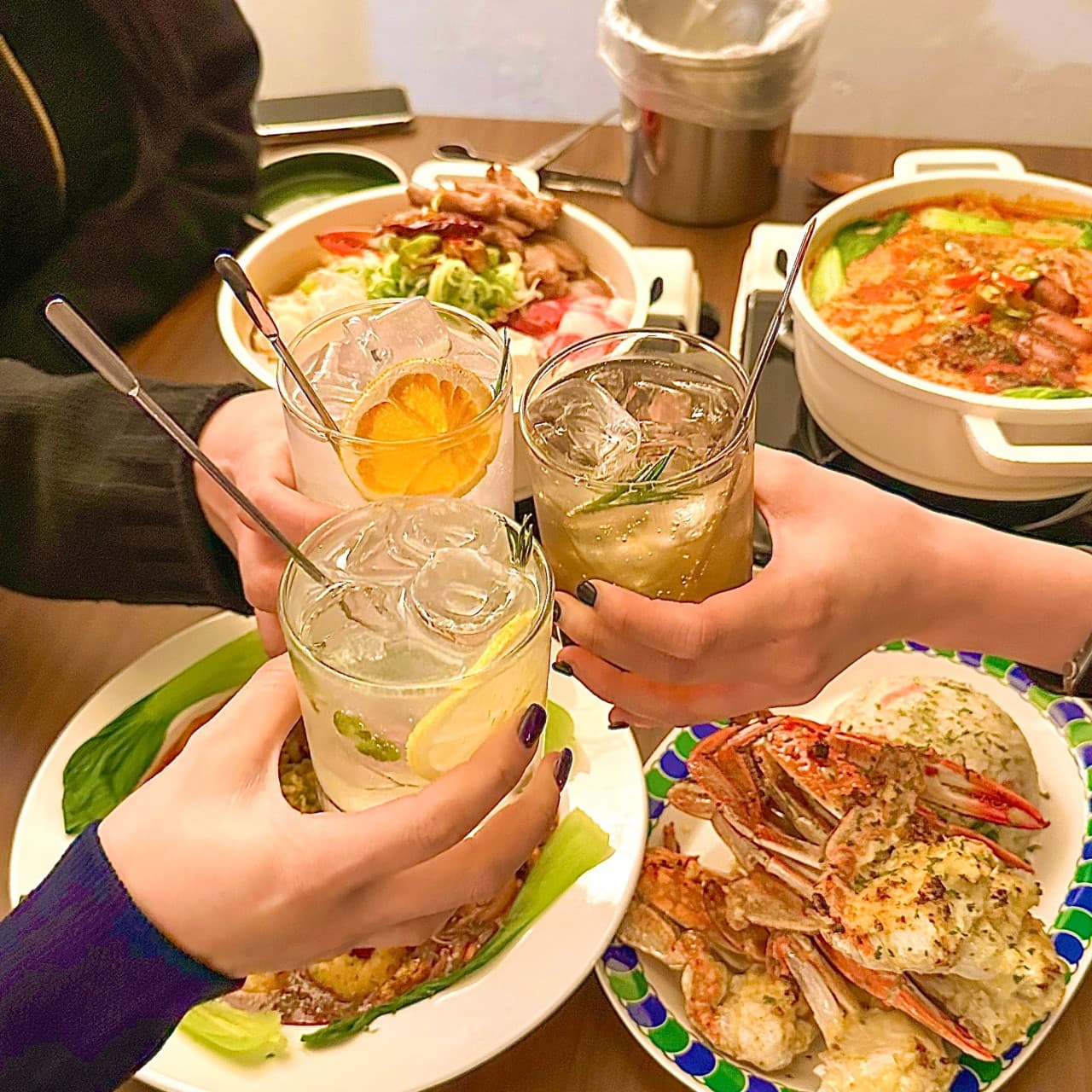 경상남도 창원시 1인 요리주점 오로시 다찌석 조명 아래 하이볼과 꽃게 요리. 전골 속 채소와 해산물 질감이 강조된 혼술 차림 상황.