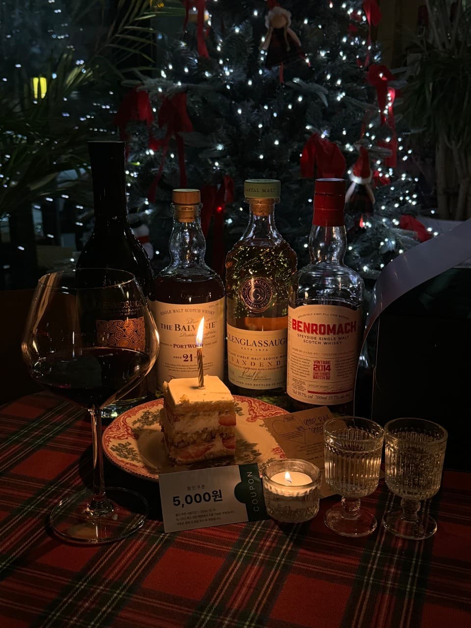 경상남도 진주시 굿데이구디스 진주가좌본점 요리주점 트리 조명 아래 위스키와 생크림 딸기 케이크, 와인이 차려진 혼술 1인 다찌석 테이블 상황