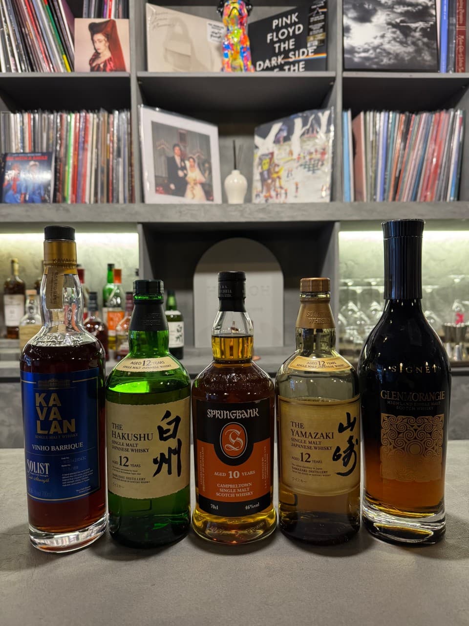 서울특별시 송파구 낭만LP바 잠실방이점 바(Bar) 다찌석에 진열된 위스키와 LP 레코드판. 간접 조명이 비치는 카운터에서 혼술이 가능한 1인석 공간의 구성.