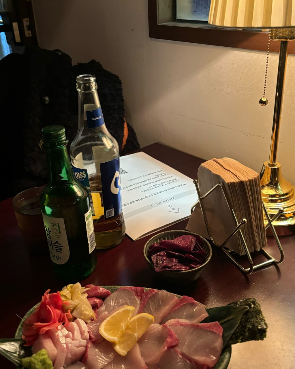 대전광역시 중구 요리주점 연남 대전 대흥동 다찌석에서 노란 스탠드 조명 아래 놓인 윤기 나는 1인 사시미와 소주를 즐기는 혼술 구성