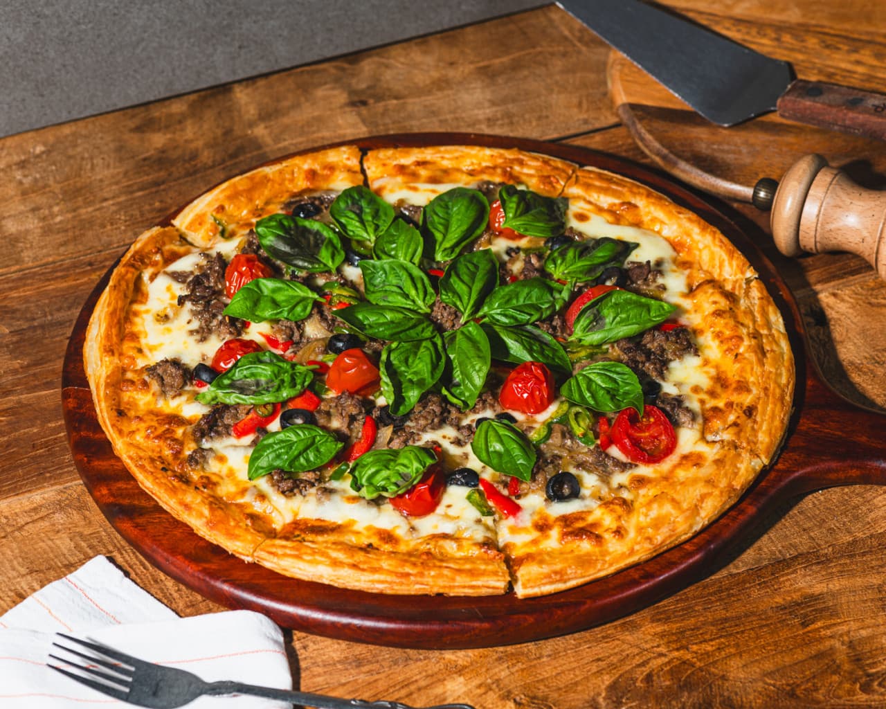 서울특별시 강남구 아이러브펍 강남본점 맥주 호프 1인 혼술. 나무 식탁 위 바질과 토마토가 올라간 페이스트리 피자와 조명 아래 놓인 피자 서버.