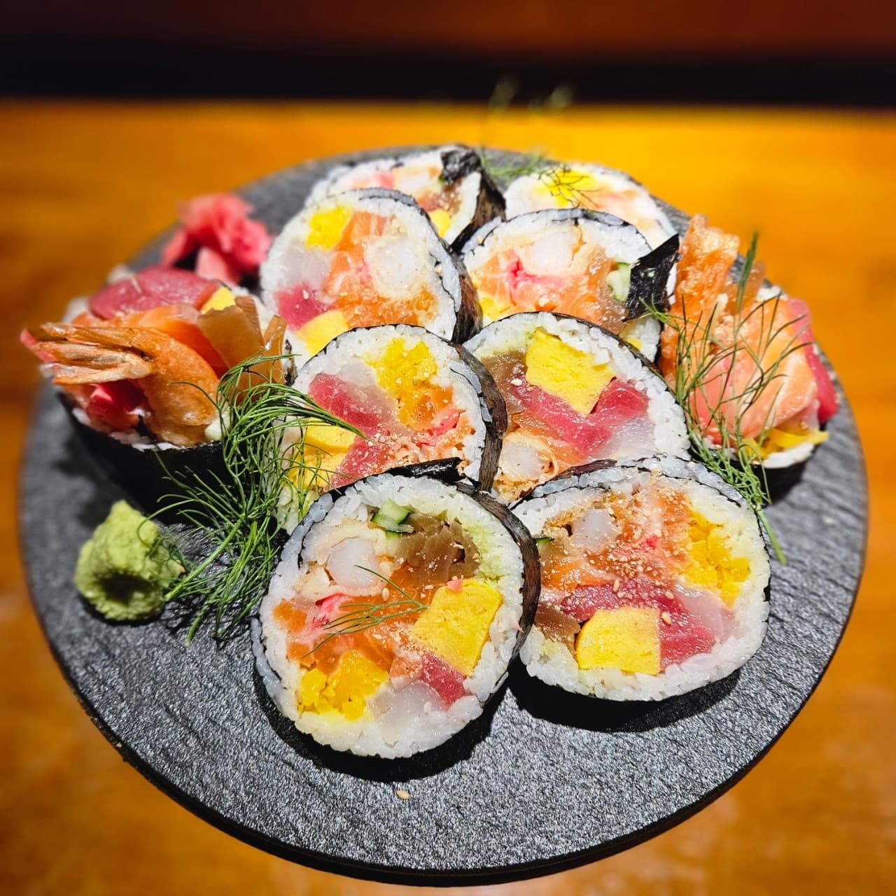 서울특별시 강남구 이자카야 고코 강남신논현점 다찌석 조명 아래 놓인 1인 후토마키. 연어와 참치 등 식재료가 꽉 찬 단면과 고추냉이가 곁들여진 혼술 상황