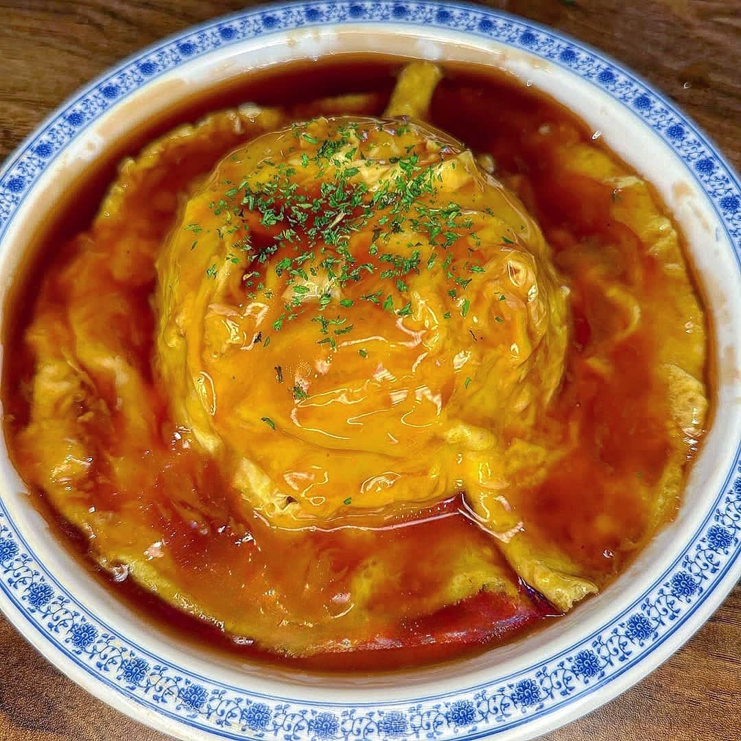 서울특별시 강남구 쿄코코 신논현 이자카야 1인 다찌석 혼밥. 촉촉한 소스가 덮인 부드러운 질감의 계란 덮밥과 조명이 비치는 나무 테이블.