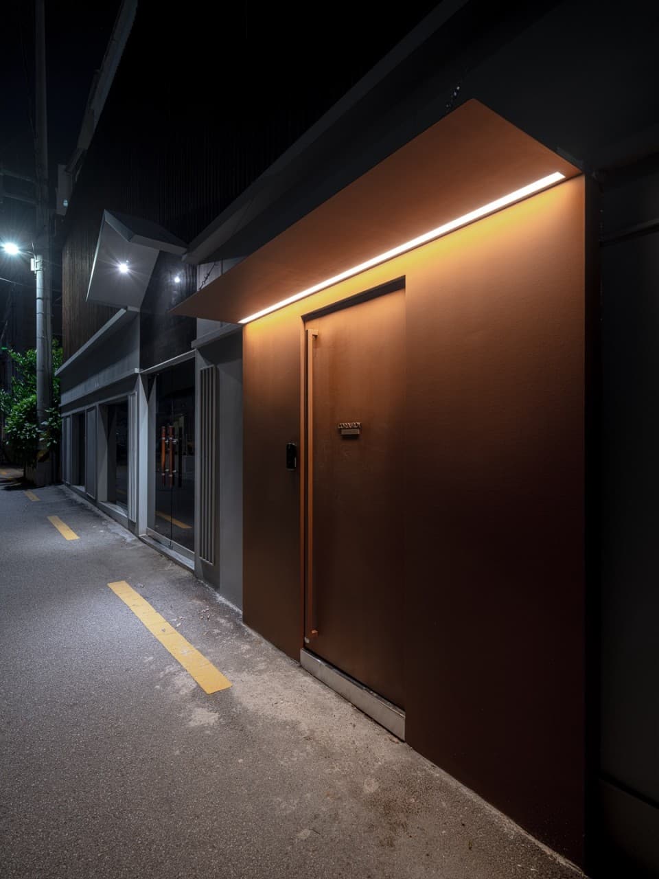 부산광역시 수영구 코듀로이 벨라즈 광안리 바(Bar) - 밤거리 직선 조명이 비추는 갈색 금속 문과 1인 혼술 공간의 입구