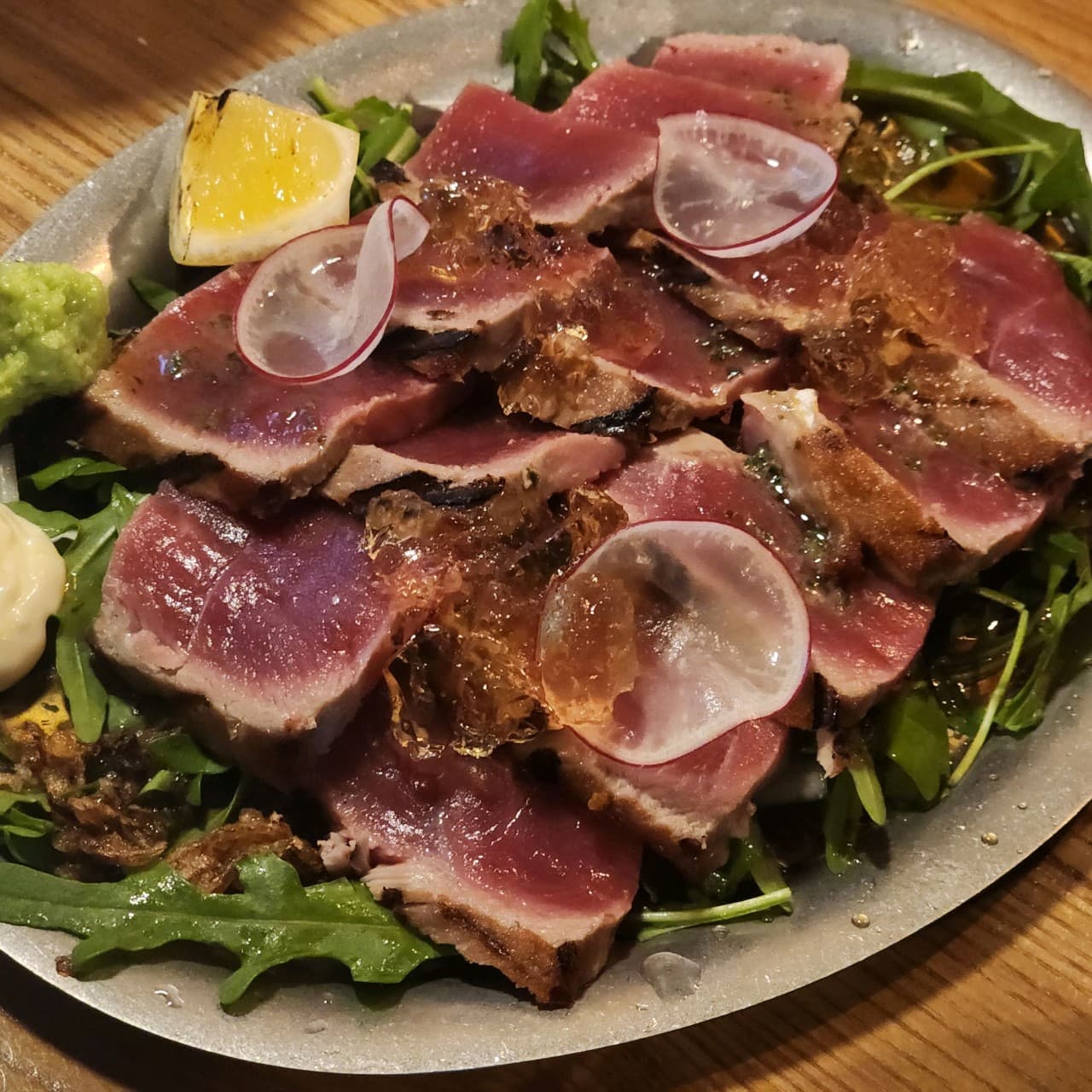 인천광역시 남동구 혼술 이자카야 쇼텐 구월점 인천 1인 다찌석 조명 아래 철제 접시에 담긴 참치 타다끼와 투명한 소스 젤리, 레몬, 와사비 가니쉬.