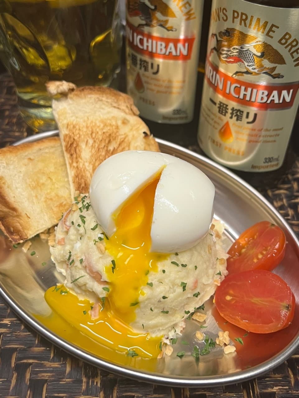 서울특별시 중구 을지로야키토리 토리노 라스베가스 이자카야 혼술. 다찌석 조명 아래 노른자가 흐르는 반숙란을 올린 감자 샐러드와 구운 토스트, 기린 맥주가 차려진 1인 안주 상황.