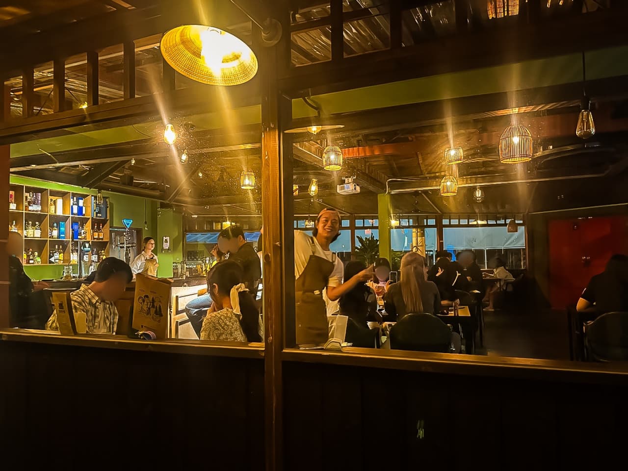 경상북도 경주시 진한밤 경주 바(Bar)의 노란 조명 아래 배치된 다찌석과 술병들. 혼술 가능한 1인석 카운터에서 시간을 보내는 사람들과 내부 목재 구조.