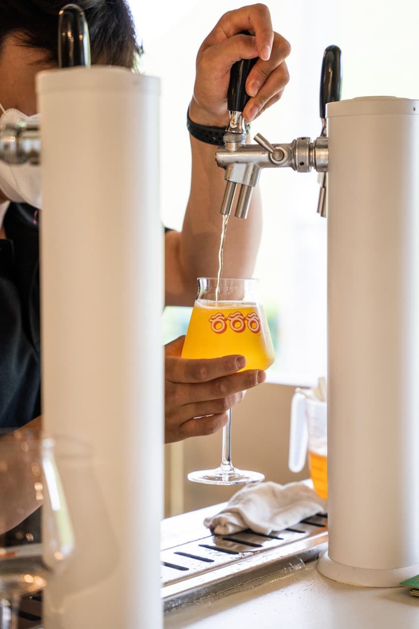 경상북도 경주시 맥주 호프 흐흐흐 경주에서 탭으로 직접 따르는 수제 맥주. 로고가 새겨진 잔에 담기는 황금빛 맥주와 다찌석에서 즐기는 1인 혼술 상황.