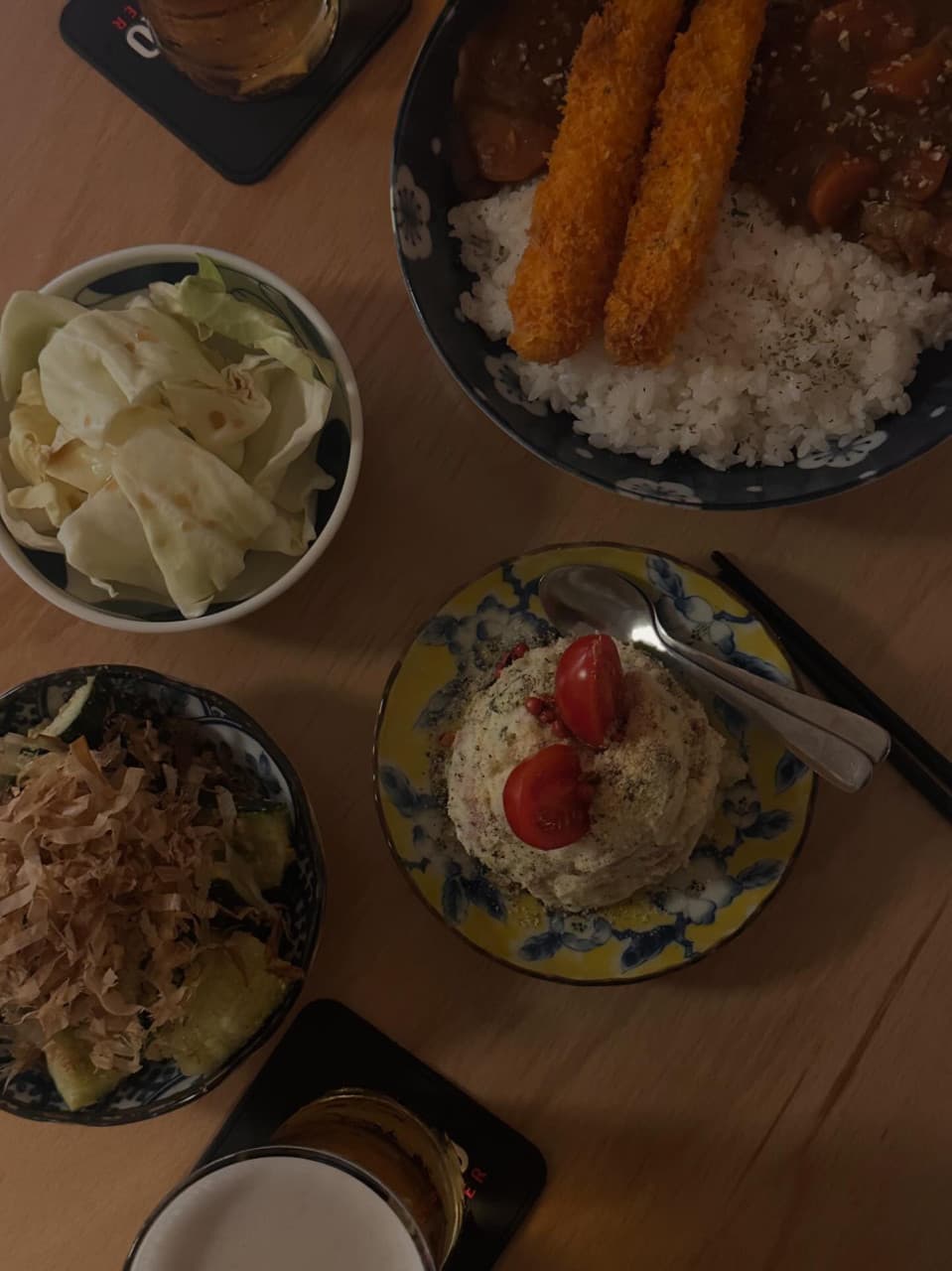 경상북도 경주시 이자카야 코토리 경주 다찌석 1인 혼술. 낮은 조도 아래 바삭한 새우튀김 카레와 감자 샐러드, 맥주가 차려진 목재 테이블의 구성.