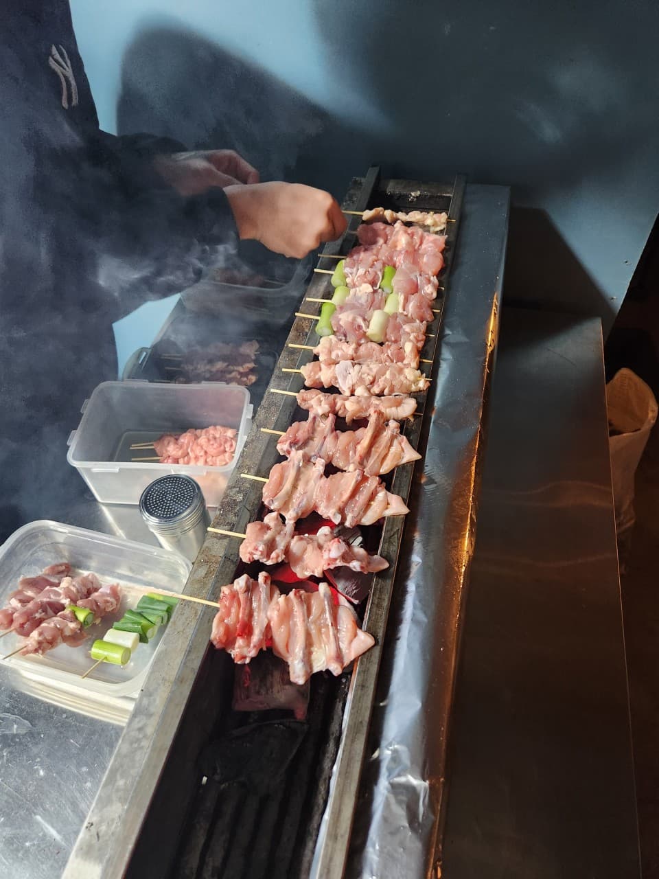 경기도 수원시 이자카야 고래다 경기 - 숯불 위에서 조리되는 닭꼬치와 파꼬치. 1인 혼술 메뉴인 야키토리의 선분홍빛 육질과 다찌석 앞 피어오르는 연기.