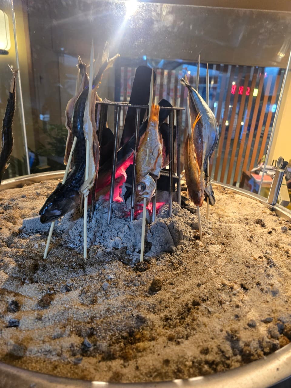 경기도 군포시 이자카야 스미야 경기 군포 - 붉은 숯불 위 모래에 꽂힌 생선 꼬치 구이와 다찌석에서 조리 과정을 직관하는 혼술 상황