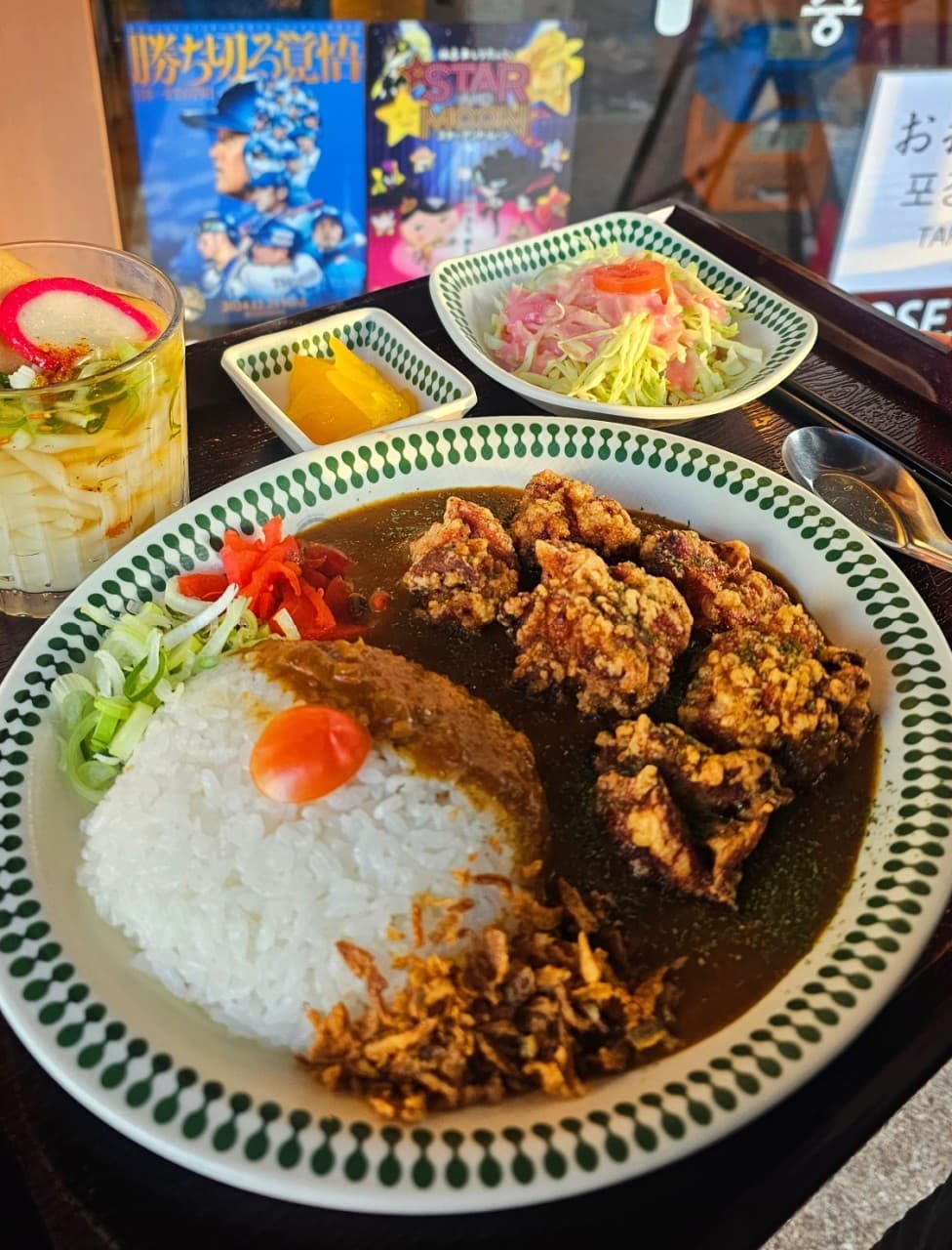 경기도 안양시 케로케로 안양점 경기 이자카야의 다찌석 1인 카라아게 카레. 조명 아래 바삭한 튀김과 채소 샐러드가 정갈하게 차려진 혼술 상황의 식탁 구성.