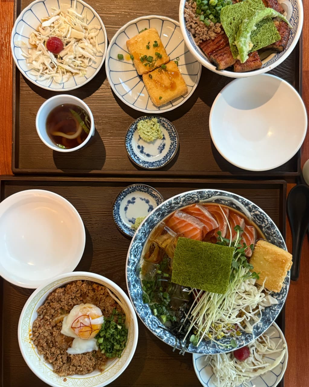경기도 수원시 료혼 본관 다찌석에 차려진 1인 연어 소바와 장어 덮밥. 나무 쟁반 위 튀김과 양배추 샐러드의 질감이 드러나는 기타 일식 메뉴 구성의 혼술 상황