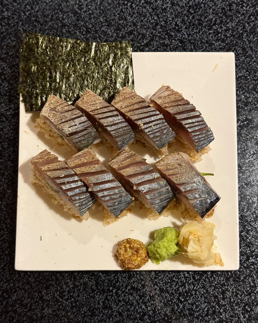 경기도 수원시 쇼텐 인계점 이자카야 다찌석 1인 혼술 차림. 흰 접시 위 칼집 낸 고등어 봉초밥과 김, 와사비가 놓여 있으며 어두운 조명 아래 생선 껍질의 기름진 질감이 강조됨.