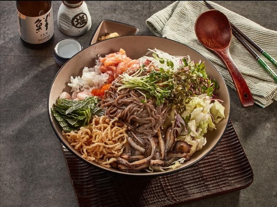 전남광주통합특별시 순천시 아스라이 조례점 순천 요리주점의 1인 다찌석에 차려진 연어회 소바와 사케. 나무 수저와 메밀면의 질감이 강조된 혼술 상황.