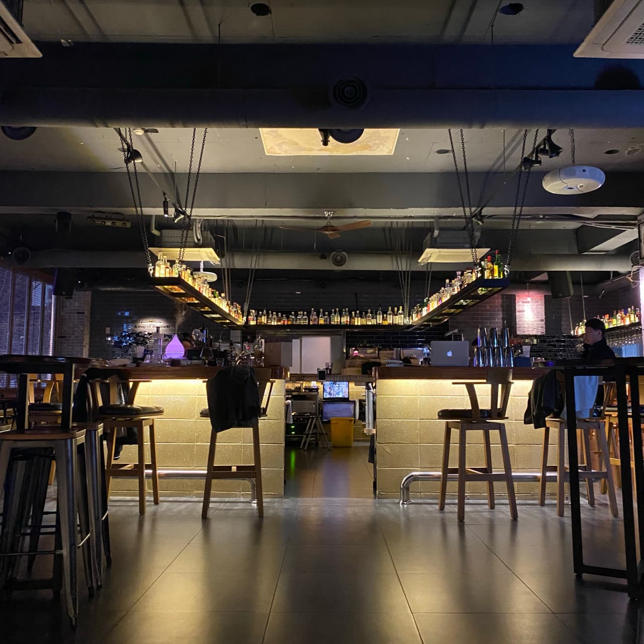 텐더 전남 내부 전경 - 바(Bar)