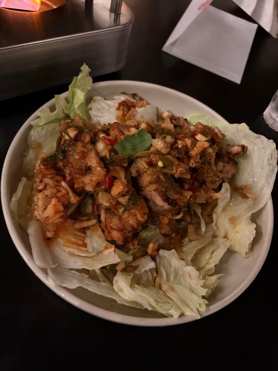 대전광역시 유성구 심도 봉명점 대전 이자카야 다찌석 조명 아래 양상추와 고추 소스가 얹어진 닭튀김. 화로 불꽃 옆에 차려진 혼술 안주와 1인석 상황.