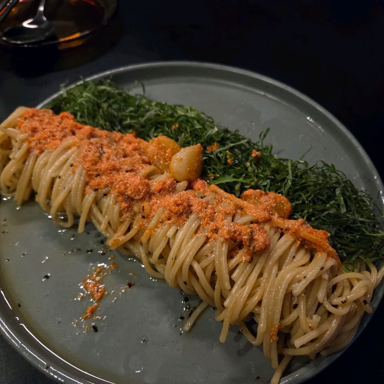대전광역시 유성구 이자카야 심도 봉명점 대전 다찌석 명란 파스타와 깻잎이 담긴 접시 위로 비치는 어두운 조명의 혼술 상황