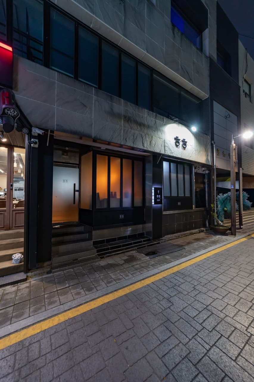 혼술바히히 대전 내부 전경 - 바(Bar)