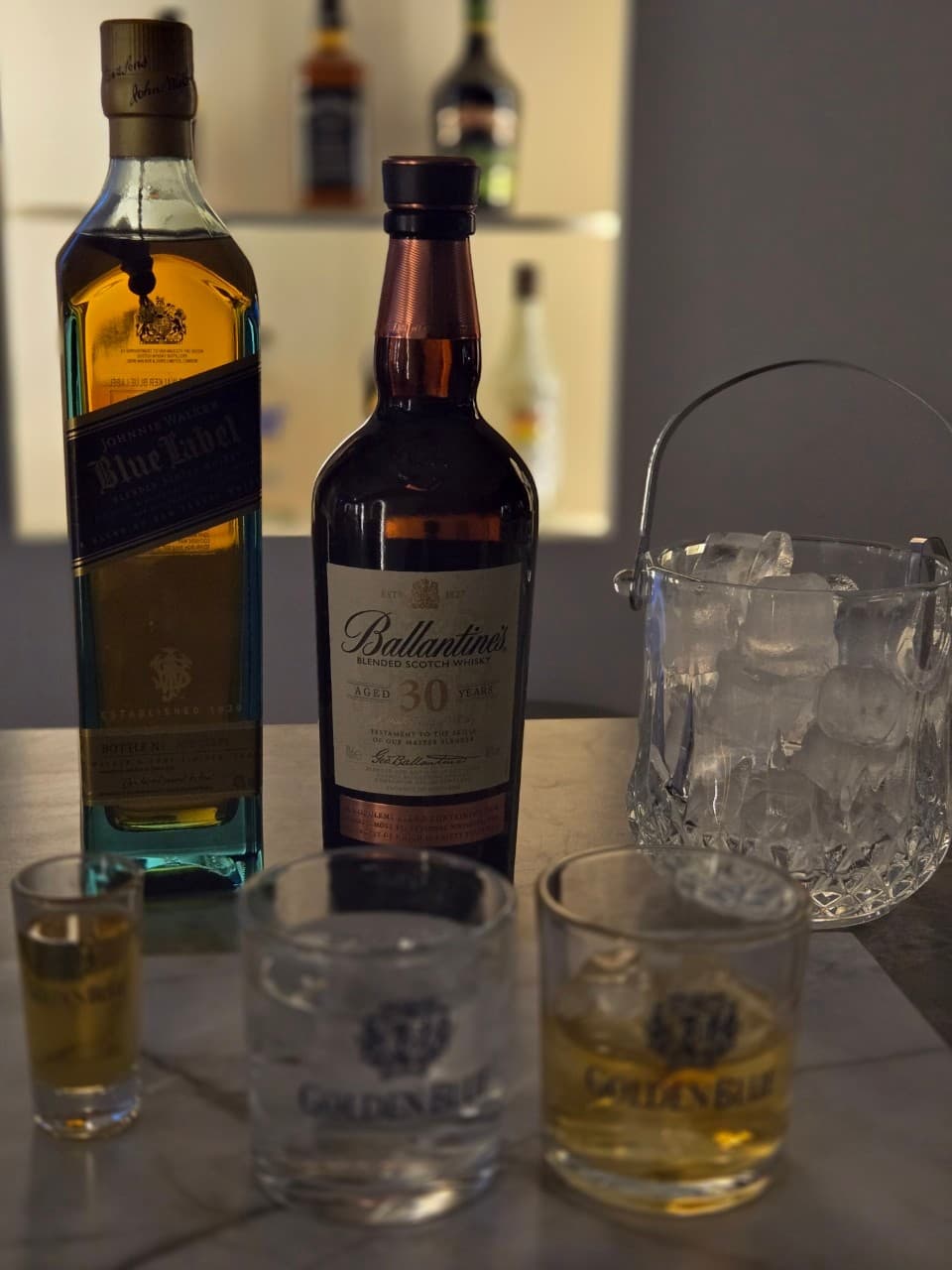 경상북도 칠곡군 여우bar 경북 바 다찌석. 조니워커 블루라벨, 발렌타인 30년 위스키 병과 투명한 얼음 바스켓, 온더락 잔에 담긴 원액이 조명 아래 놓인 혼술 구성.