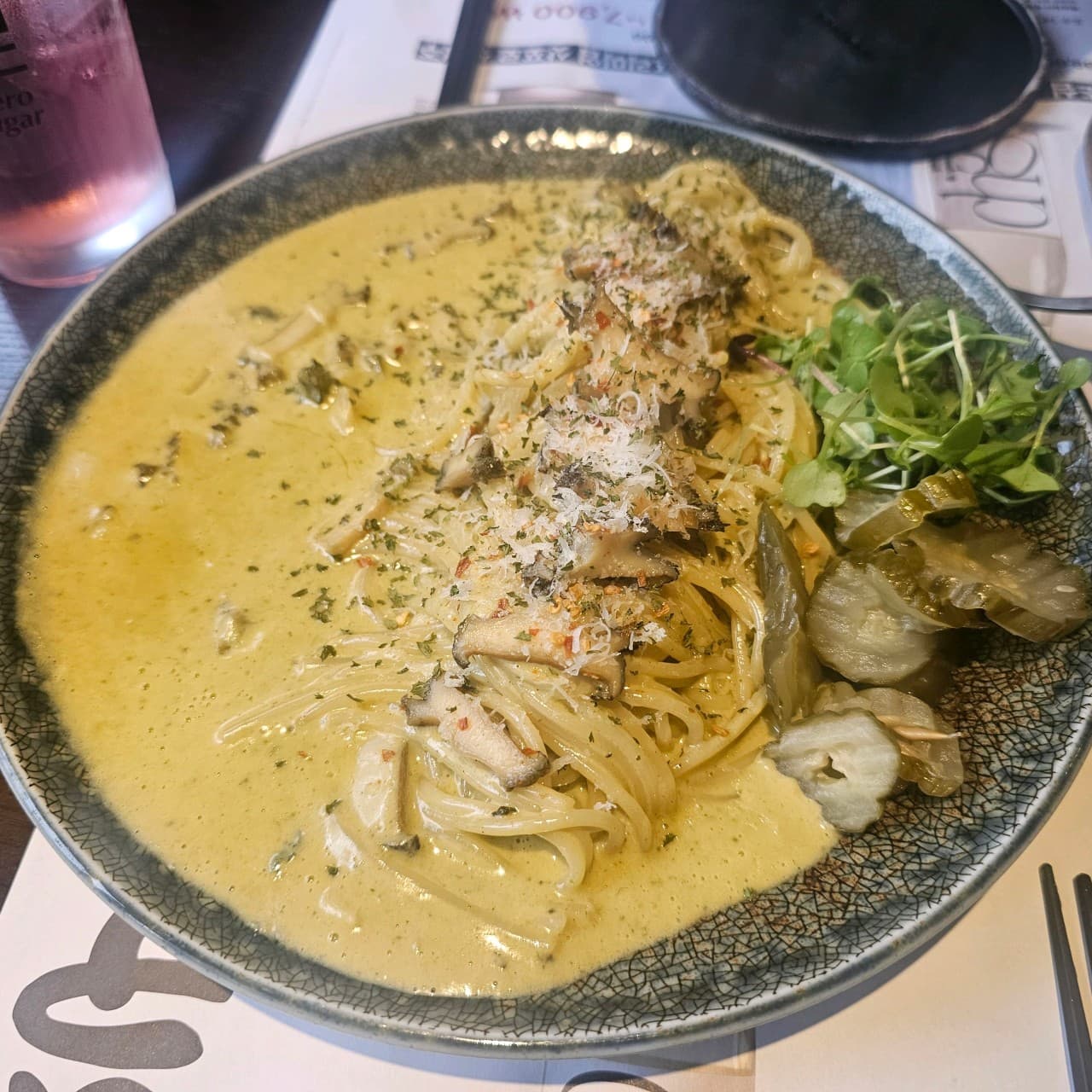 경기도 양주시 야키토리잔잔 양주옥정점 경기 이자카야 조명 아래 다찌석에서 즐기는 혼술. 꾸덕한 질감의 버섯 파스타와 분홍빛 하이볼이 차려진 1인 식사 상황