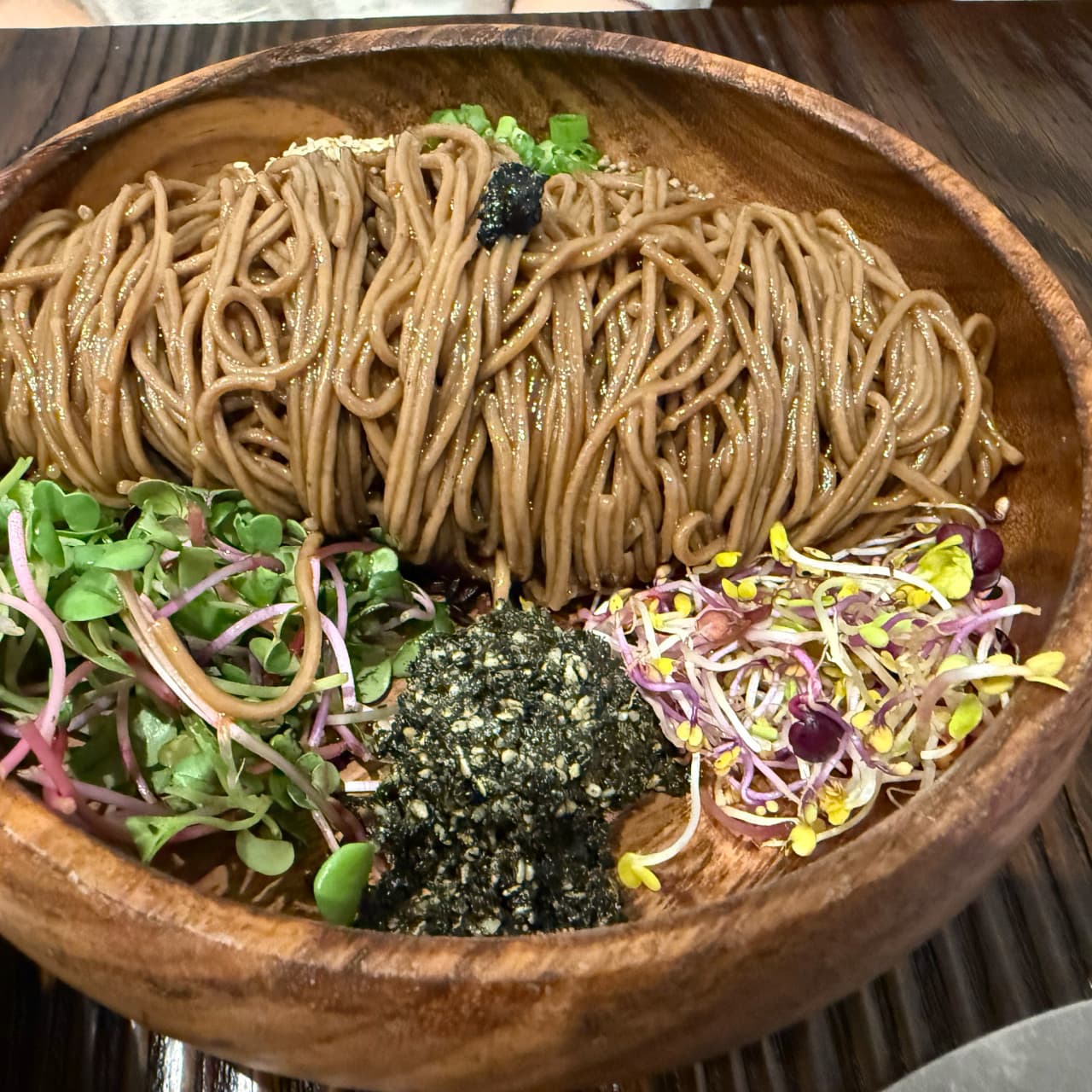 경기도 성남시 일편닭심 판교본점 경기 요리주점 다찌석 조명 아래 나무 그릇에 담긴 혼술 메뉴 막국수와 새싹 채소, 김가루의 질감.
