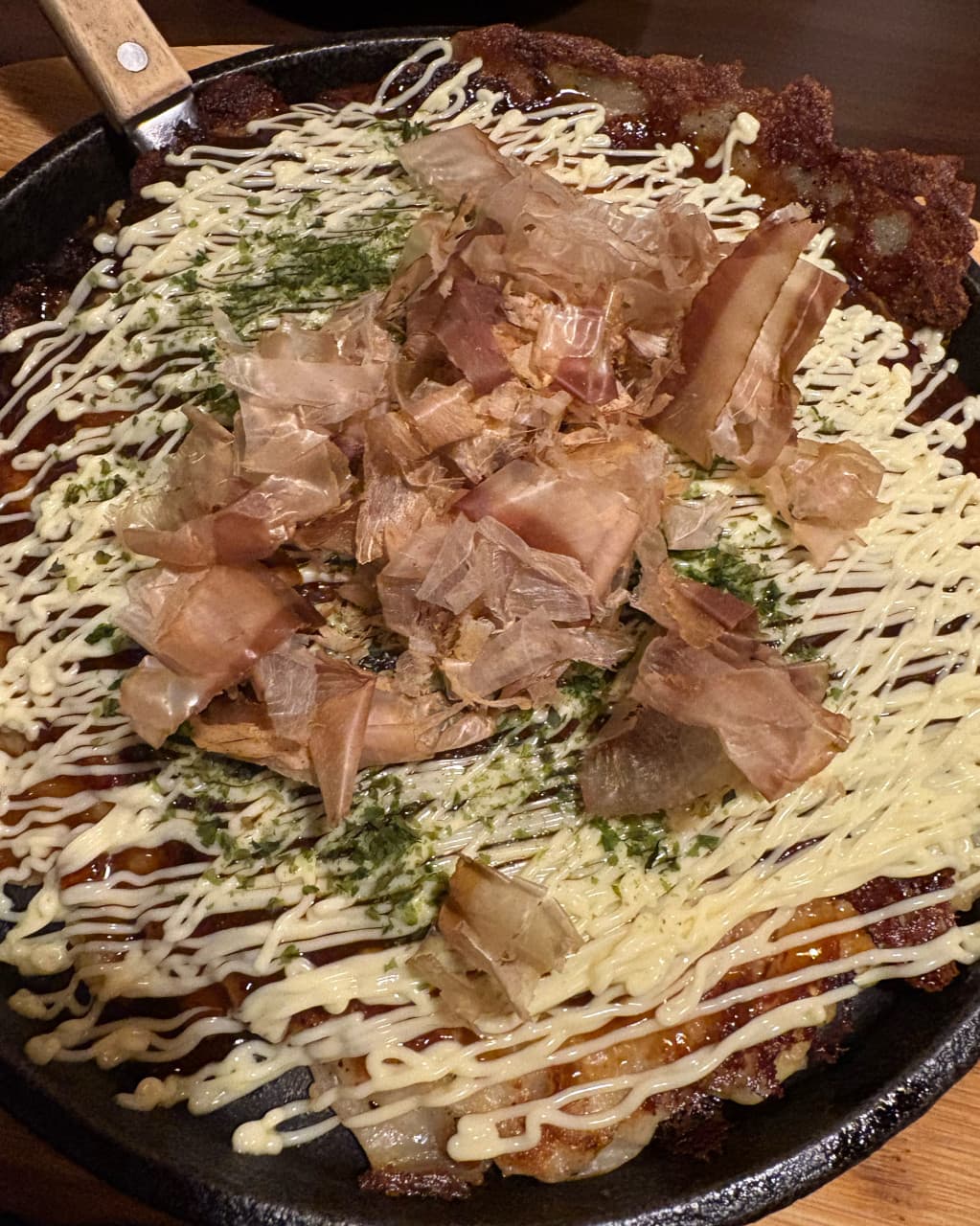 경기도 부천시 철판오사카야 부천점 경기 이자카야 다찌석에서 혼술로 즐기는 오코노미야끼. 철판 위 마요네즈와 가쓰오부시가 뿌려진 음식 질감이 강조됨.