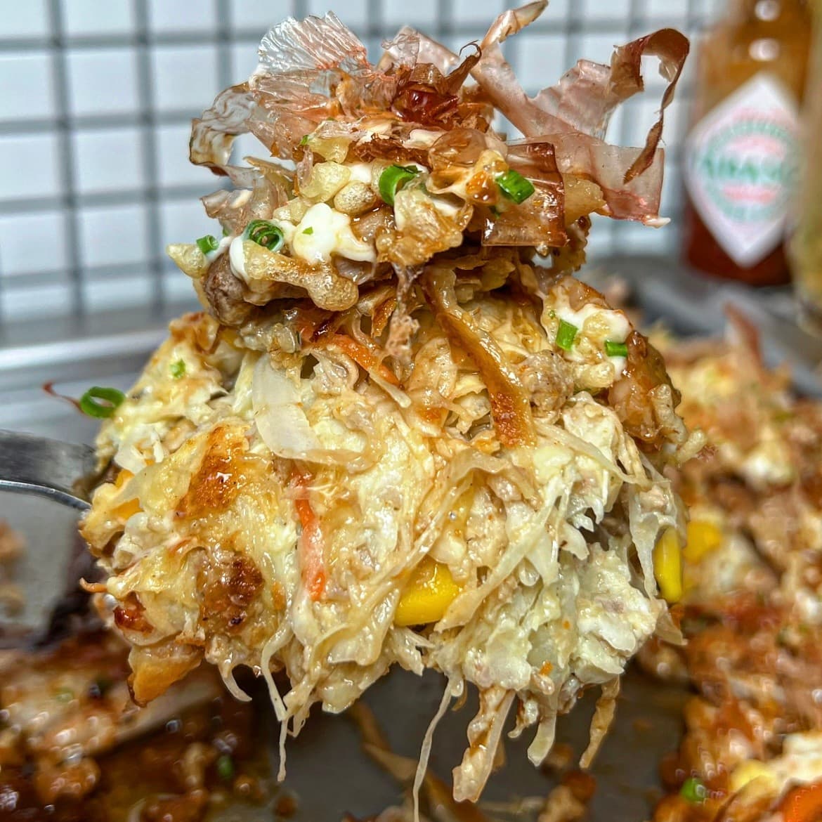 부산광역시 부산진구 이자카야 야키야 본점 부산 다찌석에서 혼술로 즐기는 가쓰오부시 가득한 오코노미야키의 단면과 질감