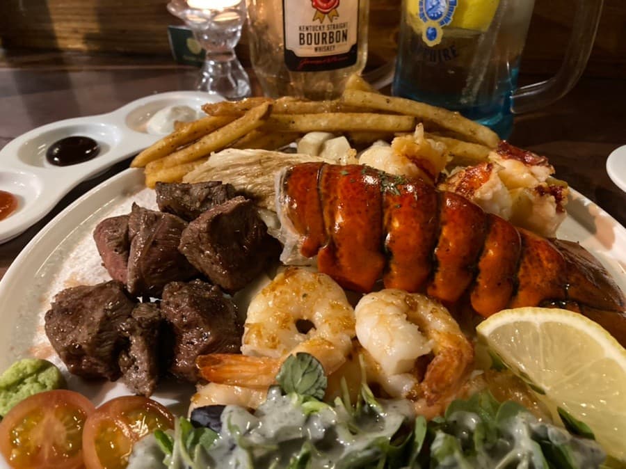 부산광역시 부산진구 요리주점 그린애플 전포점 부산 혼술 다찌석 조명 아래 차려진 랍스터 테일과 큐브 스테이크 및 하이볼 한 잔