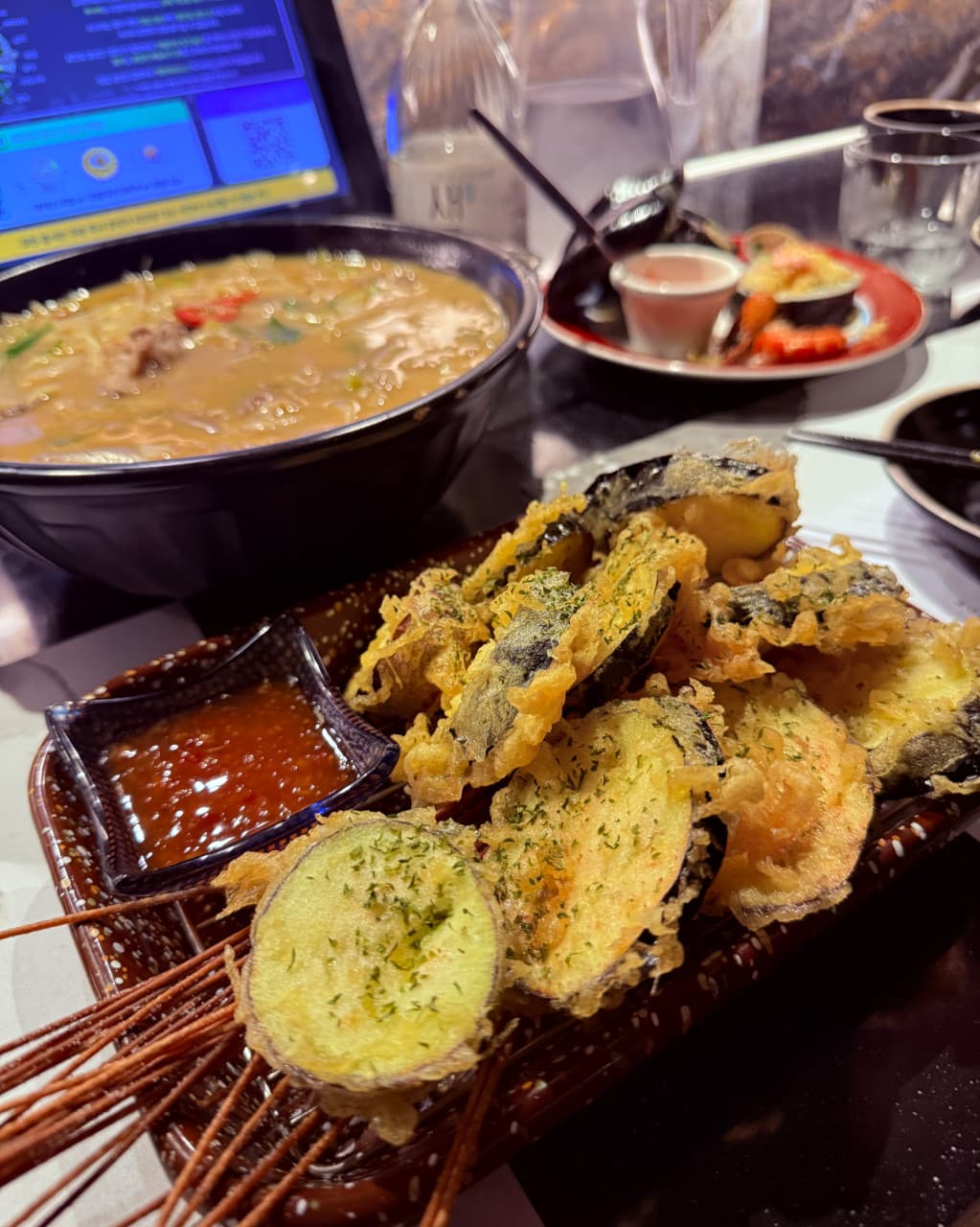 대구광역시 북구 도마카세 칠곡3지구점 대구 이자카야 다찌석 혼술. 조명 아래 놓인 바삭한 튀김과 국물 요리, 노트북을 활용한 1인 식사 상황.