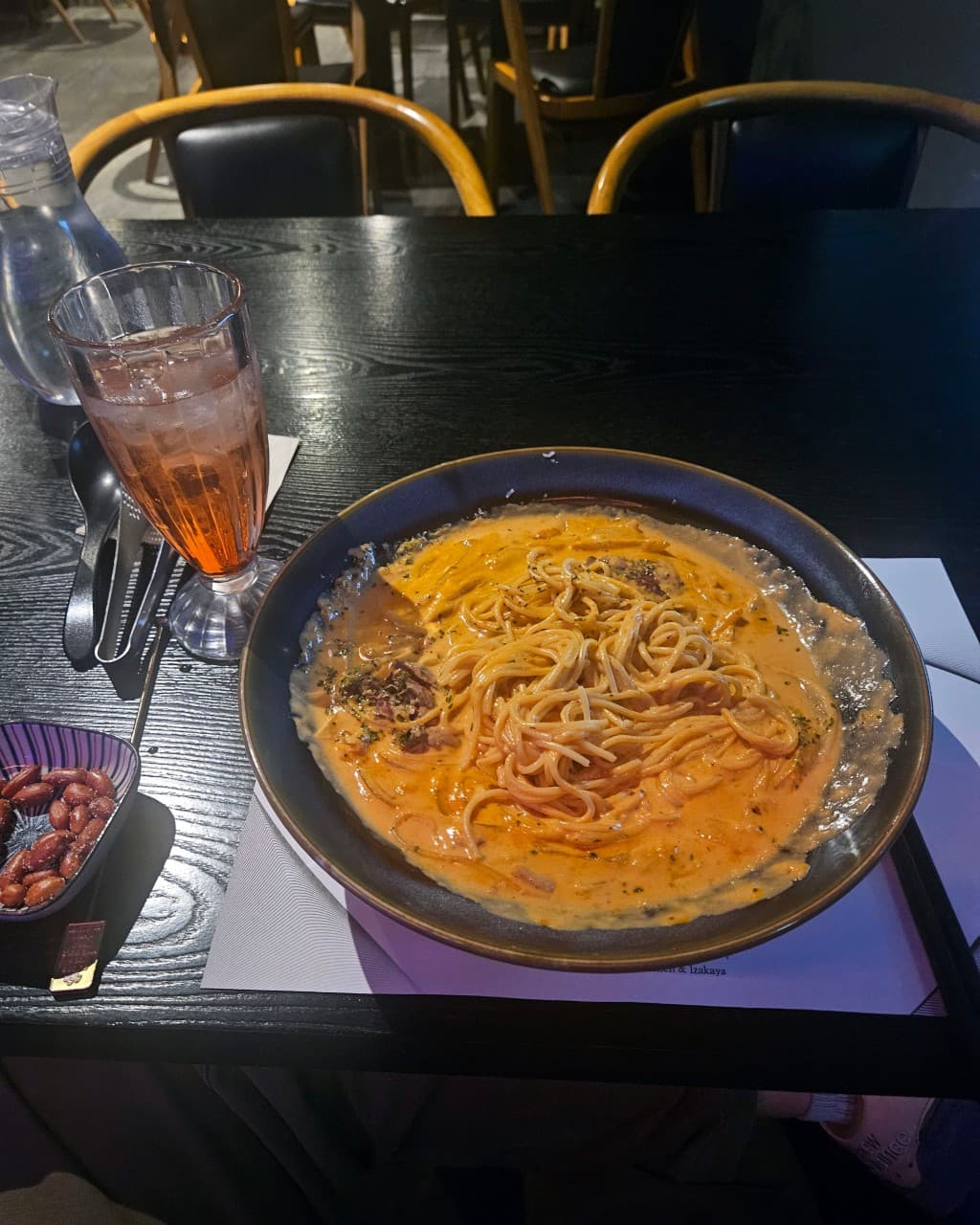 대구광역시 중구 이자카야 대담히 대구종로점. 조명 아래 소스가 넉넉한 로제 파스타와 하이볼. 검은색 테이블 1인석에서 즐기는 혼술 상황.