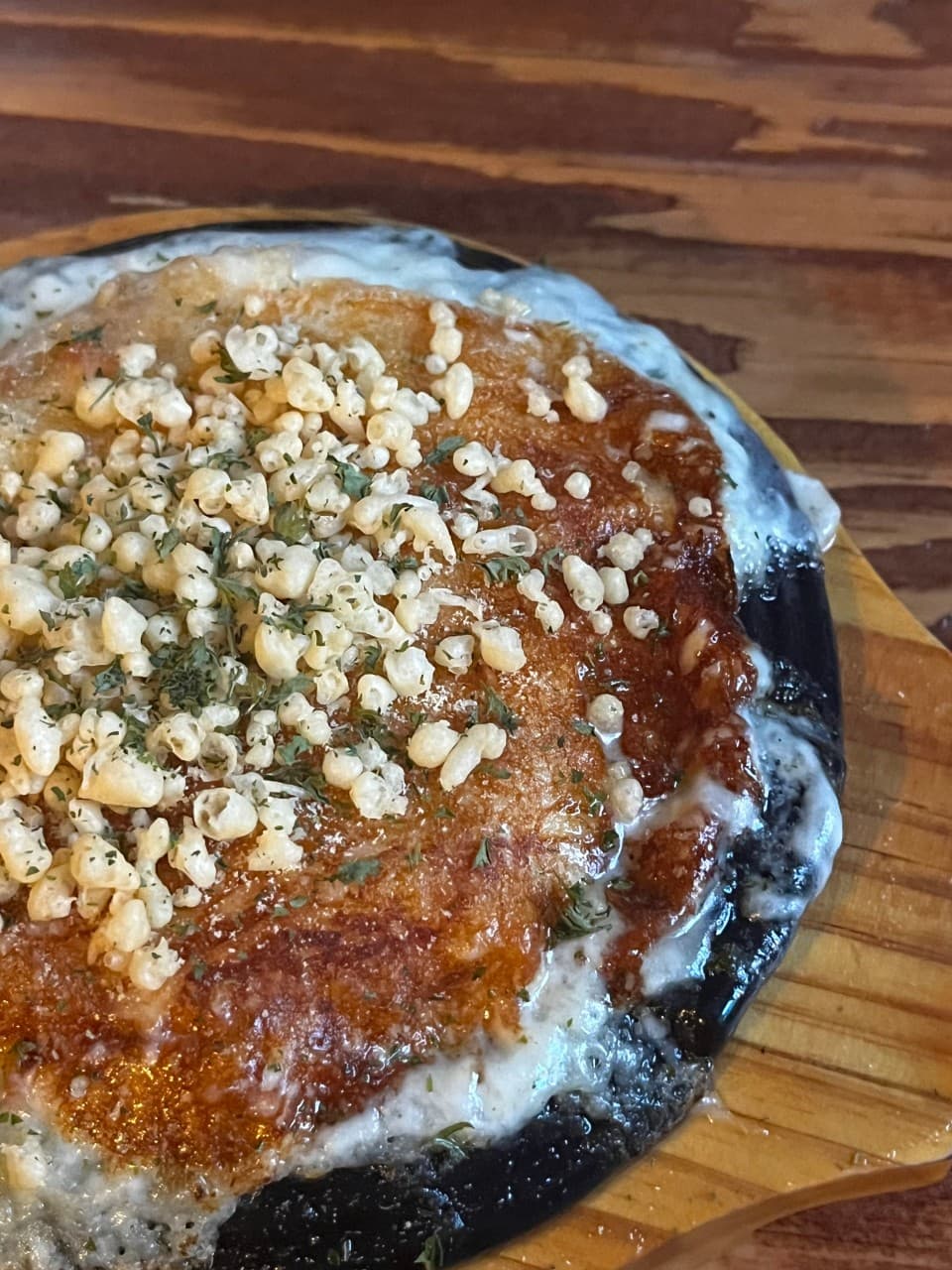 대전광역시 중구 요모 대전대흥점 이자카야 다찌석에서 즐기는 혼술. 노릇하게 구워진 안주 위 바삭한 튀김가루의 질감과 은은한 조명 아래 나무 테이블의 구성.