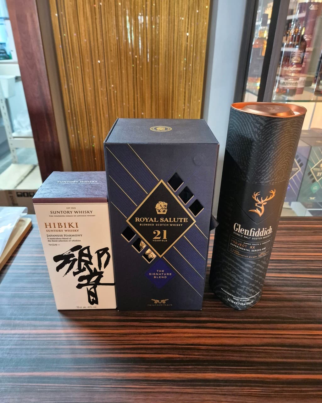 대전광역시 서구 보리보틀 대전 맥주 호프 매장 다찌석 테이블 위 히비키와 로얄살루트 위스키. 실내 조명 아래 1인 혼술용 주류 상자의 매끄러운 질감과 정렬된 배치를 보여줌.