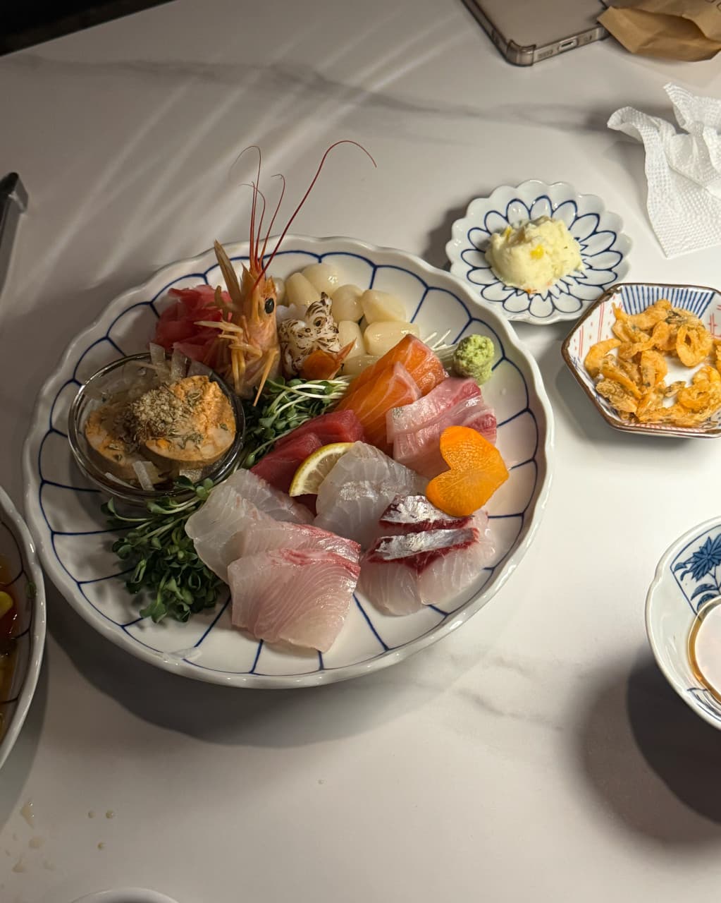 인천광역시 부평구 이자카야 아이다가라 부평 인천 다찌석의 1인 혼술 차림. 연어와 참치, 단새우 등 회의 질감이 돋보이며 조명 아래 놓인 1인 사시미 세트 구성.