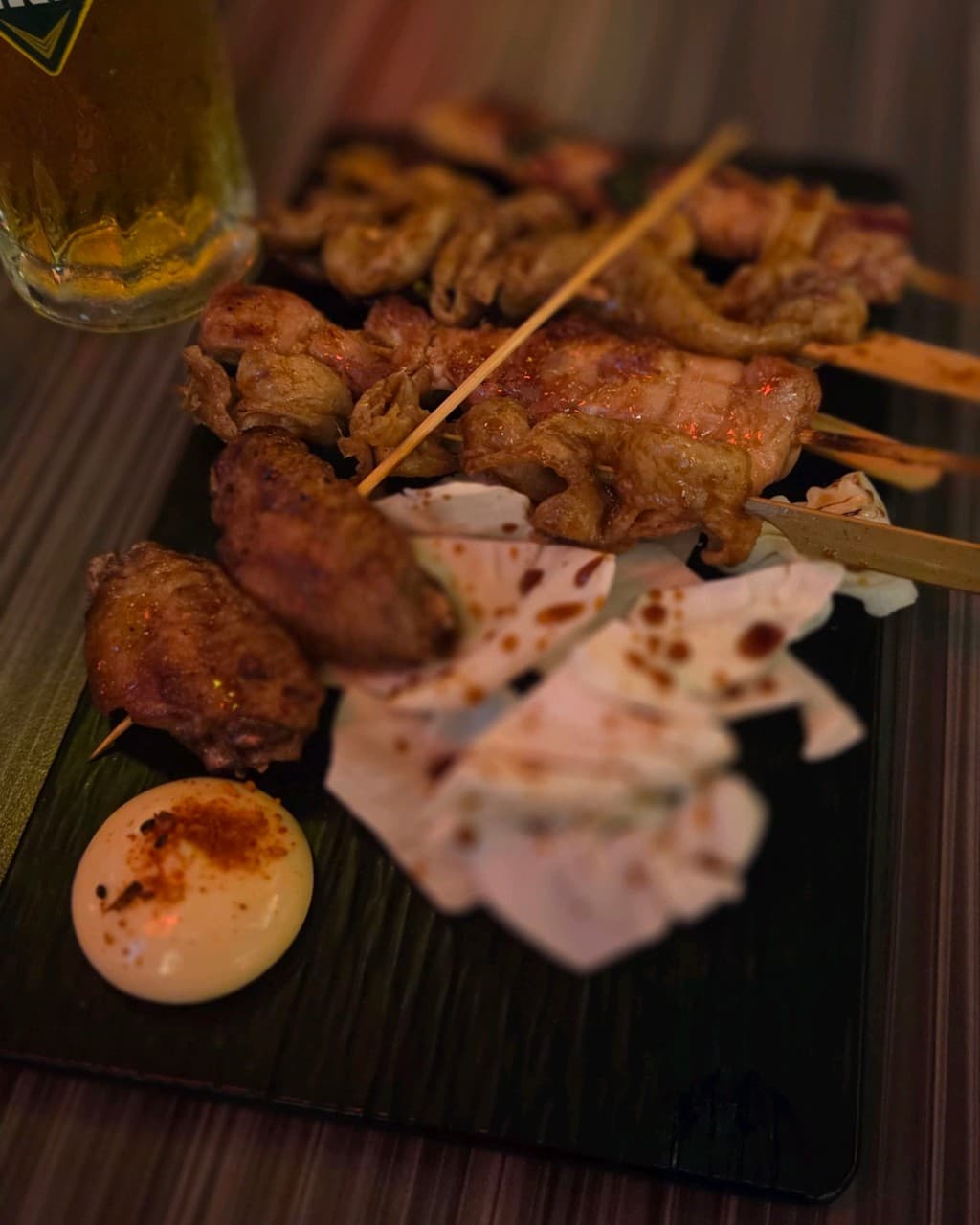 인천광역시 남동구 하나마토 인천논현 요리주점 다찌석 혼술 - 노란 조명 아래 놓인 노릇한 꼬치구이와 시원한 맥주 한 잔의 질감