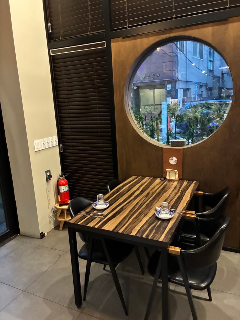 주규 일식주점 대전 조명과 인테리어