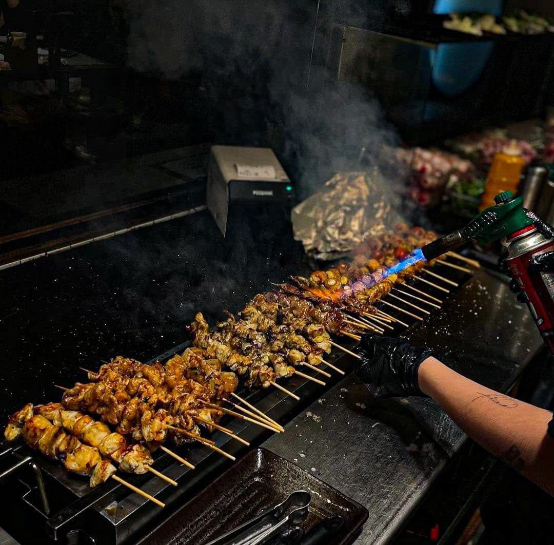 경기도 성남시 잔잔 정자역점 경기 이자카야 다찌석에서 토치로 직화하는 1인 꼬치구이의 육질과 피어오르는 연기 속 혼술 상황